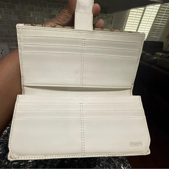 COACH Signature Wallet - Picture 8 of 9